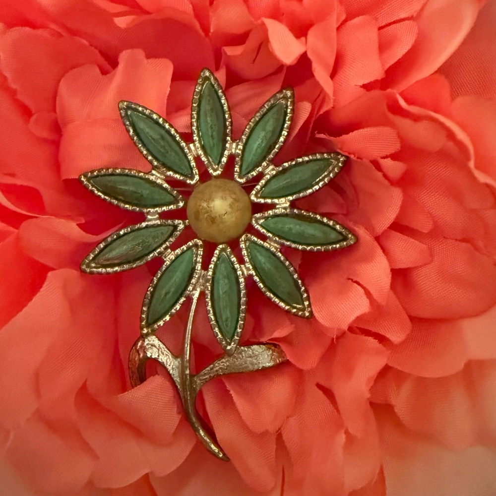Sarah Coventry Silver-Tone Daisy Brooch with Turquoise Colored Petals